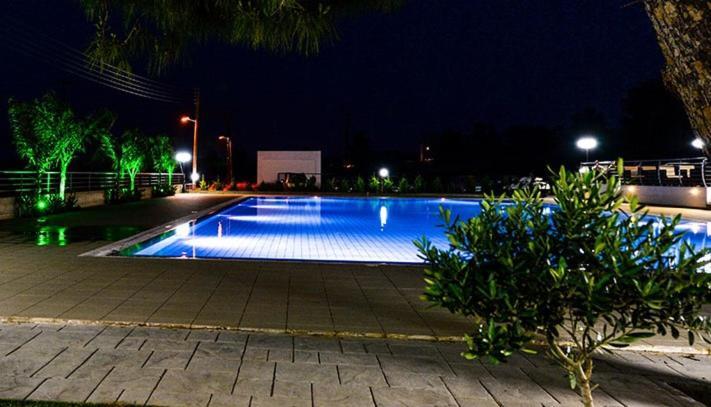 Aparthotel Cosmopolis Multi-Venue Larnaka Exterior foto